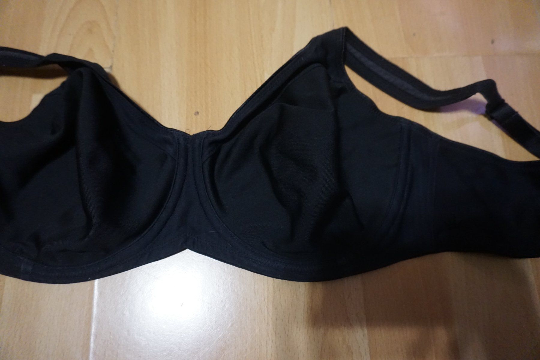 Triumph Autres dessous: Schwarzer BH von Triumph, Grösse 90C – D'occasion à Zürich par einalemjena 1