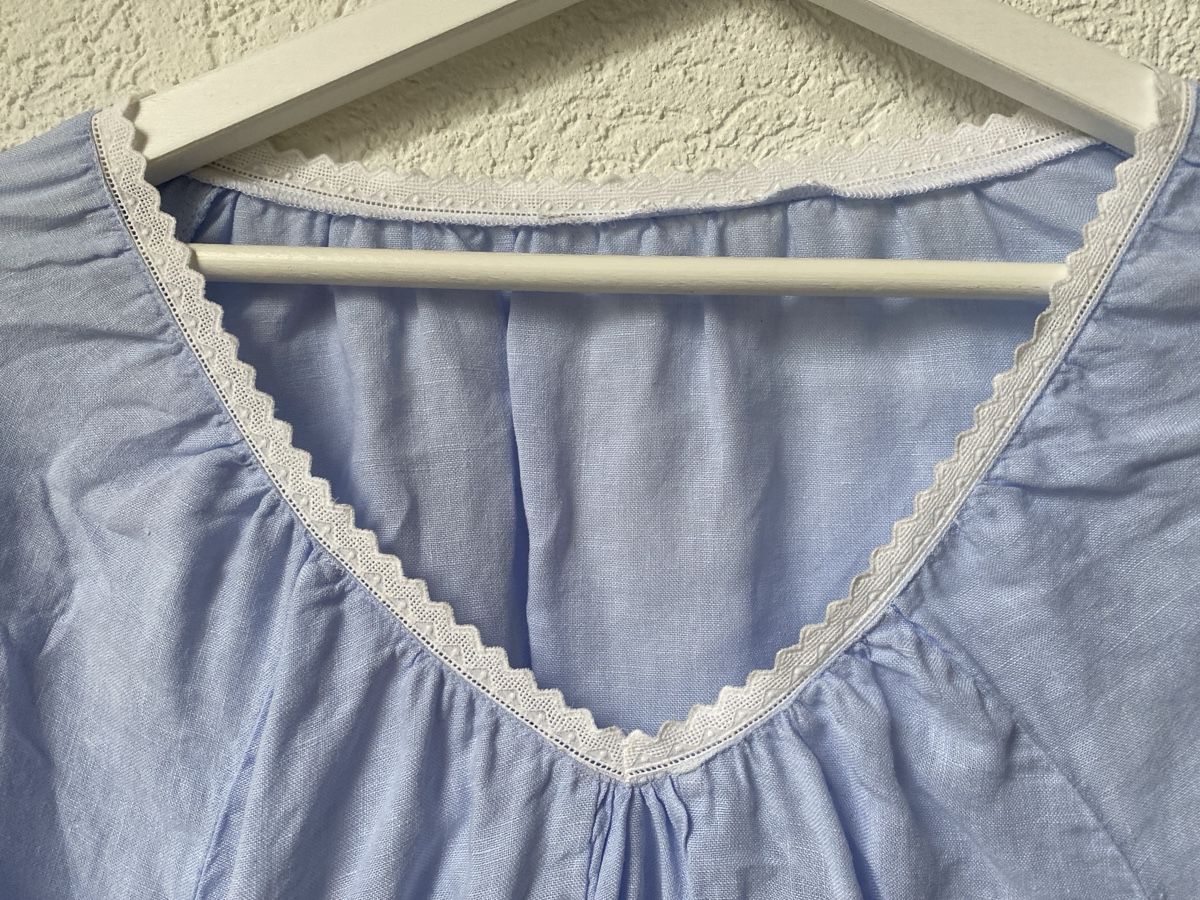 Camicette: Leinen?  Sommer Bluse in Hellblau mit Spitze, ca. Gr. M/L – Usato da Homberg b. Thun venduto da Homata 1