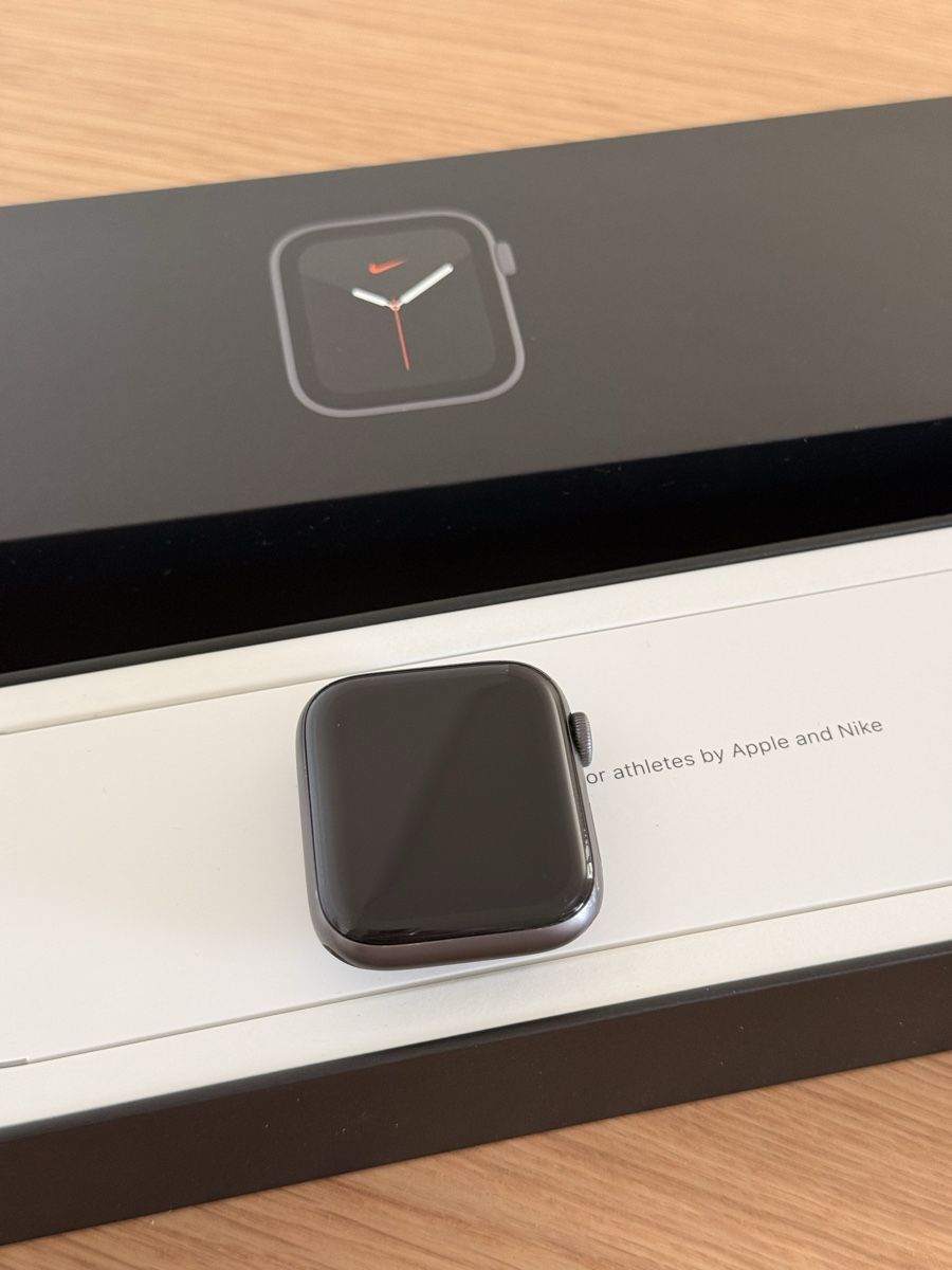 Apple Smartwatch: Apple Watch Series 5 Nike Edition 44 mm  – Nuovo (secondo la descrizione) da Cham venduto da Z1999