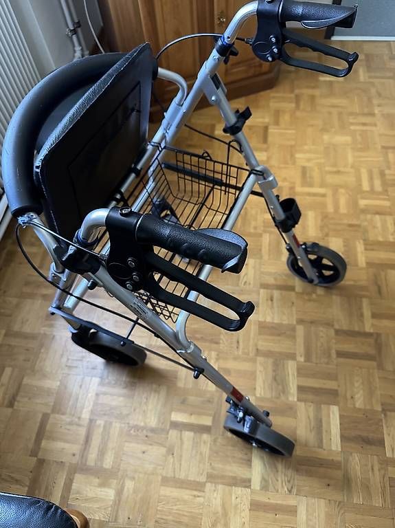 Gehhilfen: Rollator  – Gebraucht aus Marthalen von 8450andelfingen