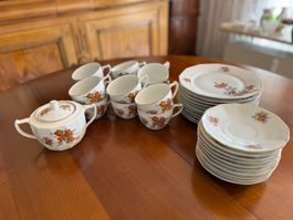 Kaffeeservice mit Herbstdekor, 35-teilig
