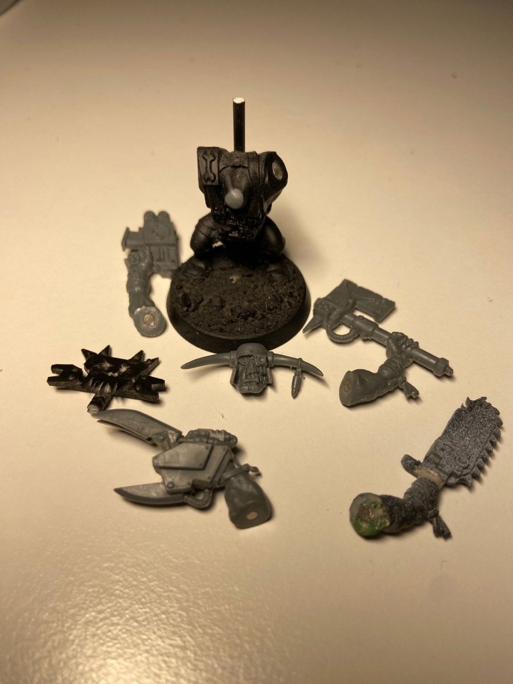 Kit di modellismo & Modellini statici: Warhammer 40K Ork Nob with Magnetic Arm 2 models – Usato da Baar venduto da Guitarjizz 1