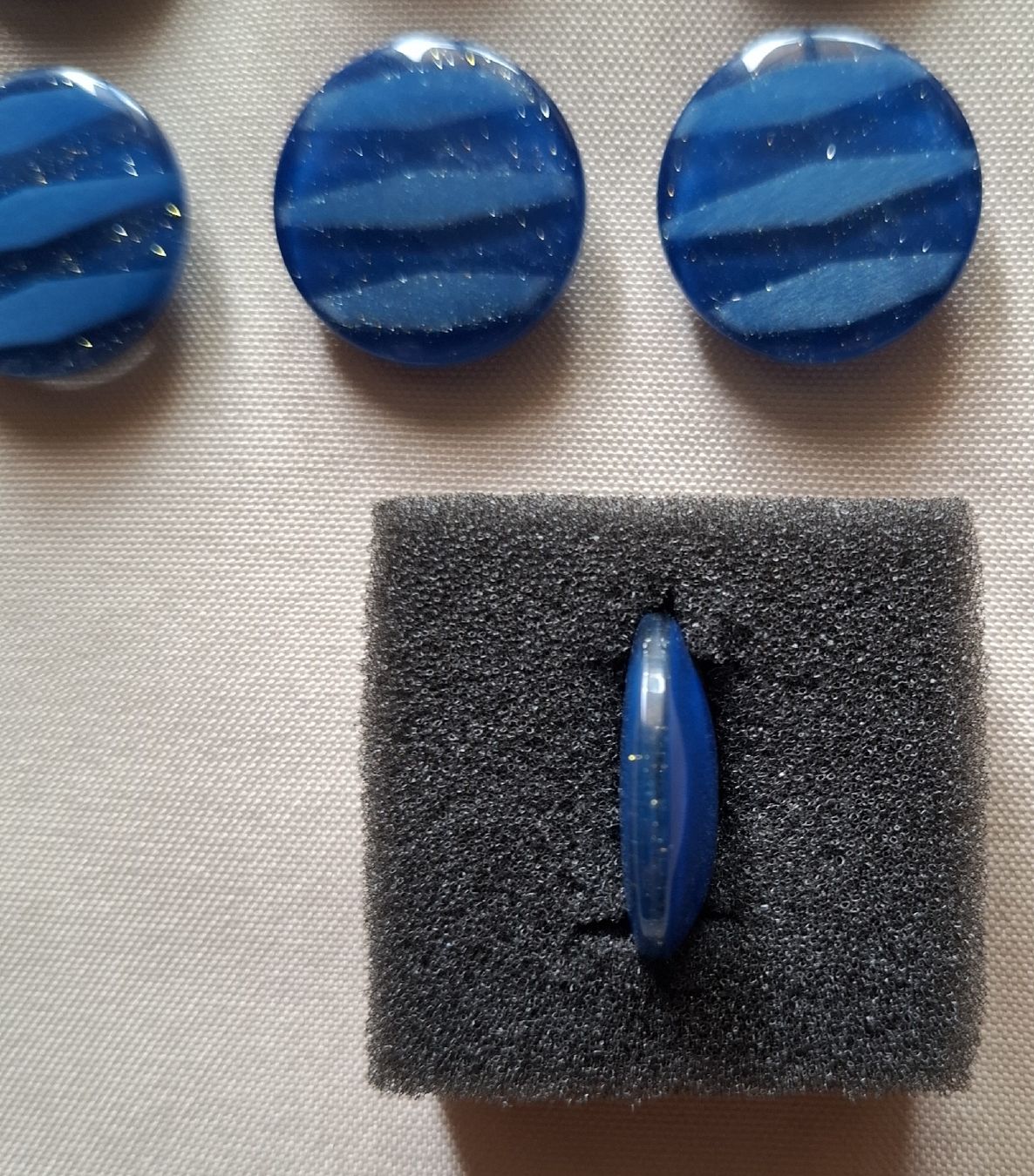 Boutons: 12 Knöpfe blau mit Glitzer, 22 mm. – D'occasion à Dietikon par Hirschkopf 2