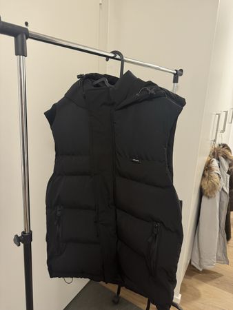 Zara DNWR puffer vest black hood size L good condition