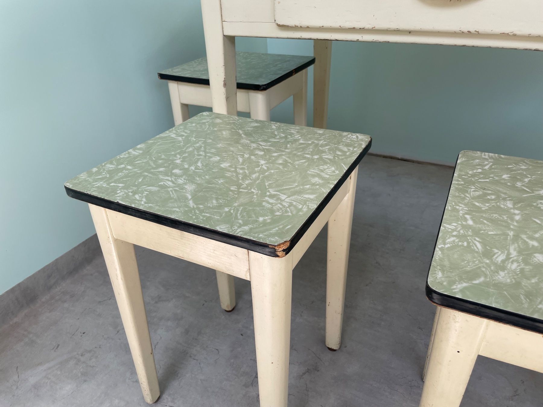 Set di tavolo e panche: Küchentisch mit 4 Taburettli 60er-Jahre – Usato da Biel/Bienne venduto da Rothar 2