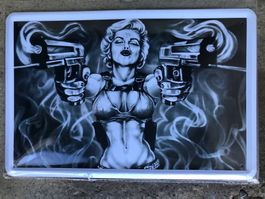 Marilyn Monroe film gun waffen pin up