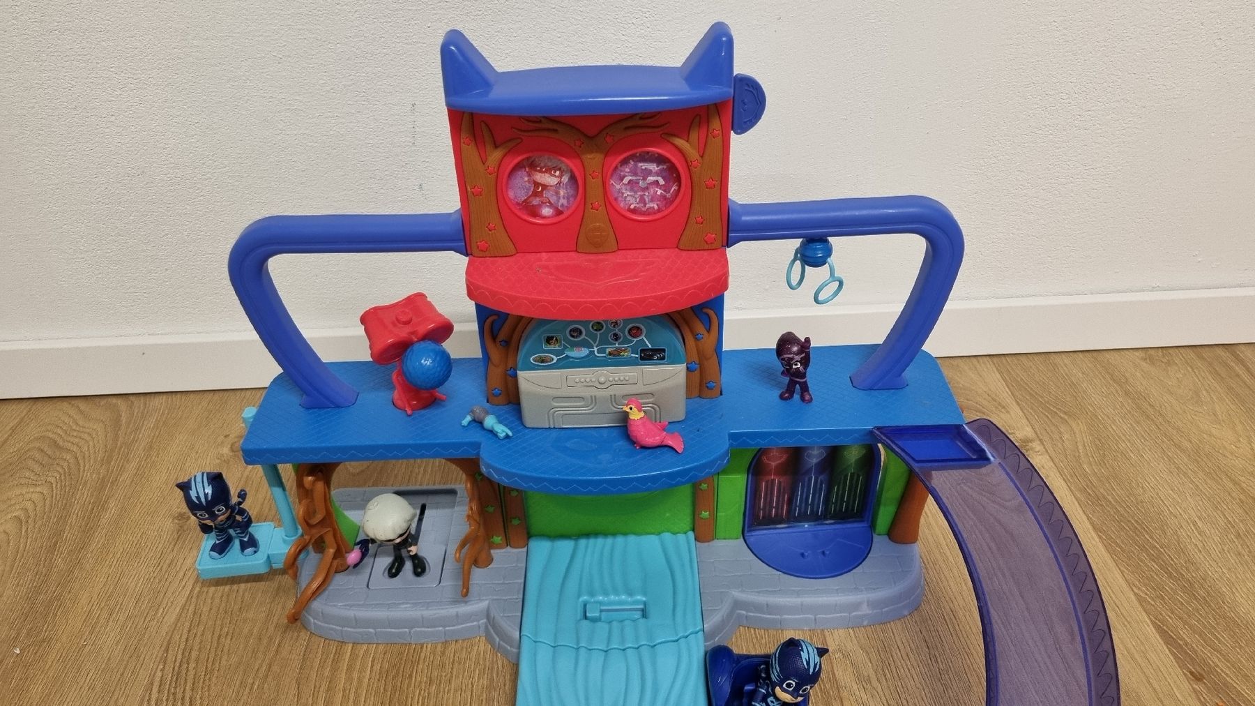 Spielzeuge: PJ Mask Headquarter mit Figuren – Gebraucht aus Herrliberg von FannyZ