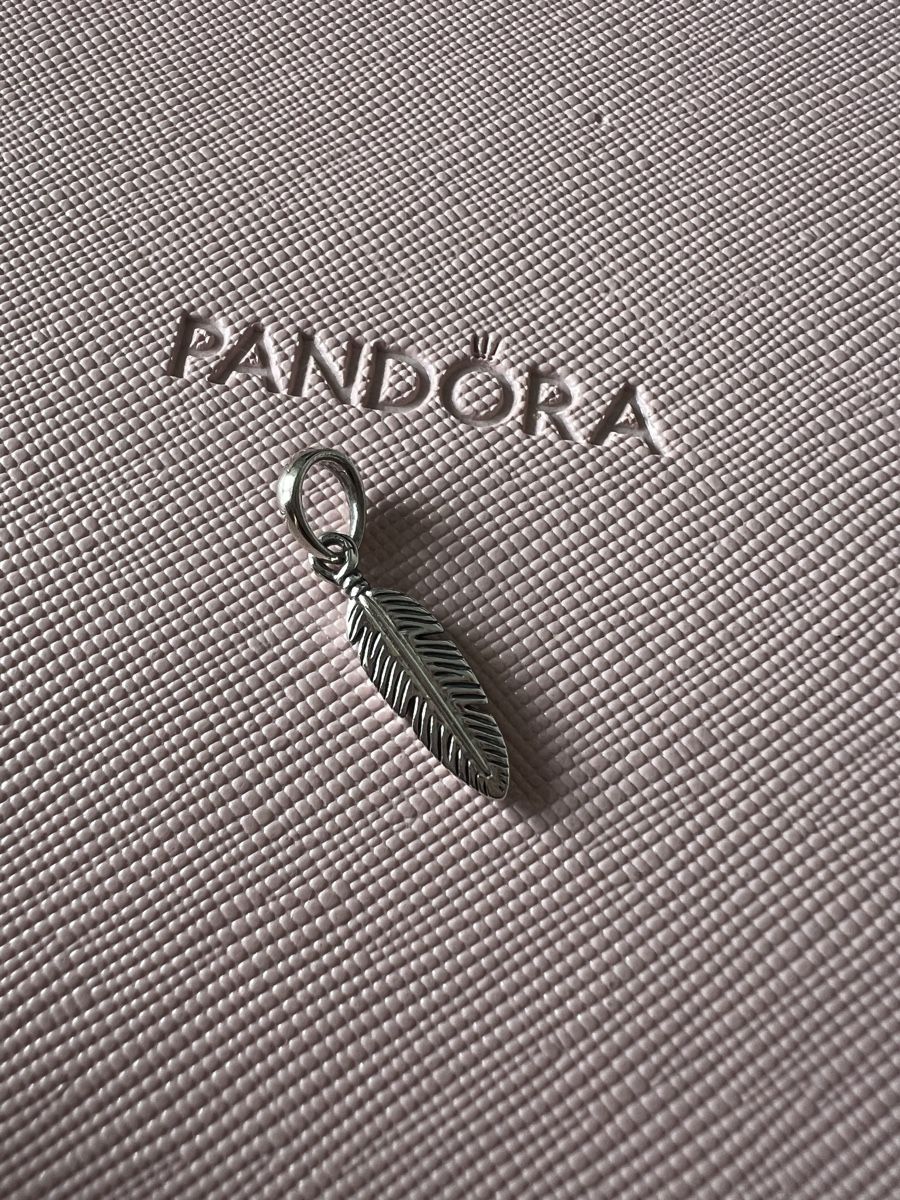 Pendentifs: Original Pandora Charm Feder – D'occasion à Toffen par Vanessa_Germann