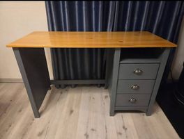 Grauer Holz-Schreibtisch mit drei Schubladen