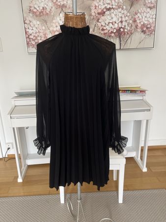 Kleid, plissiert mit Stehkragen, Zara, XS
