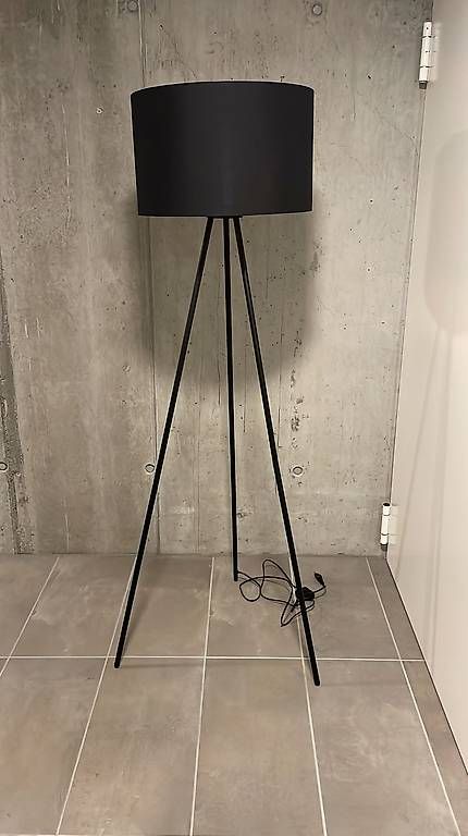 Lampen: Lampada da terra nera, come nuova – Gebraucht aus Lugano von tittidea