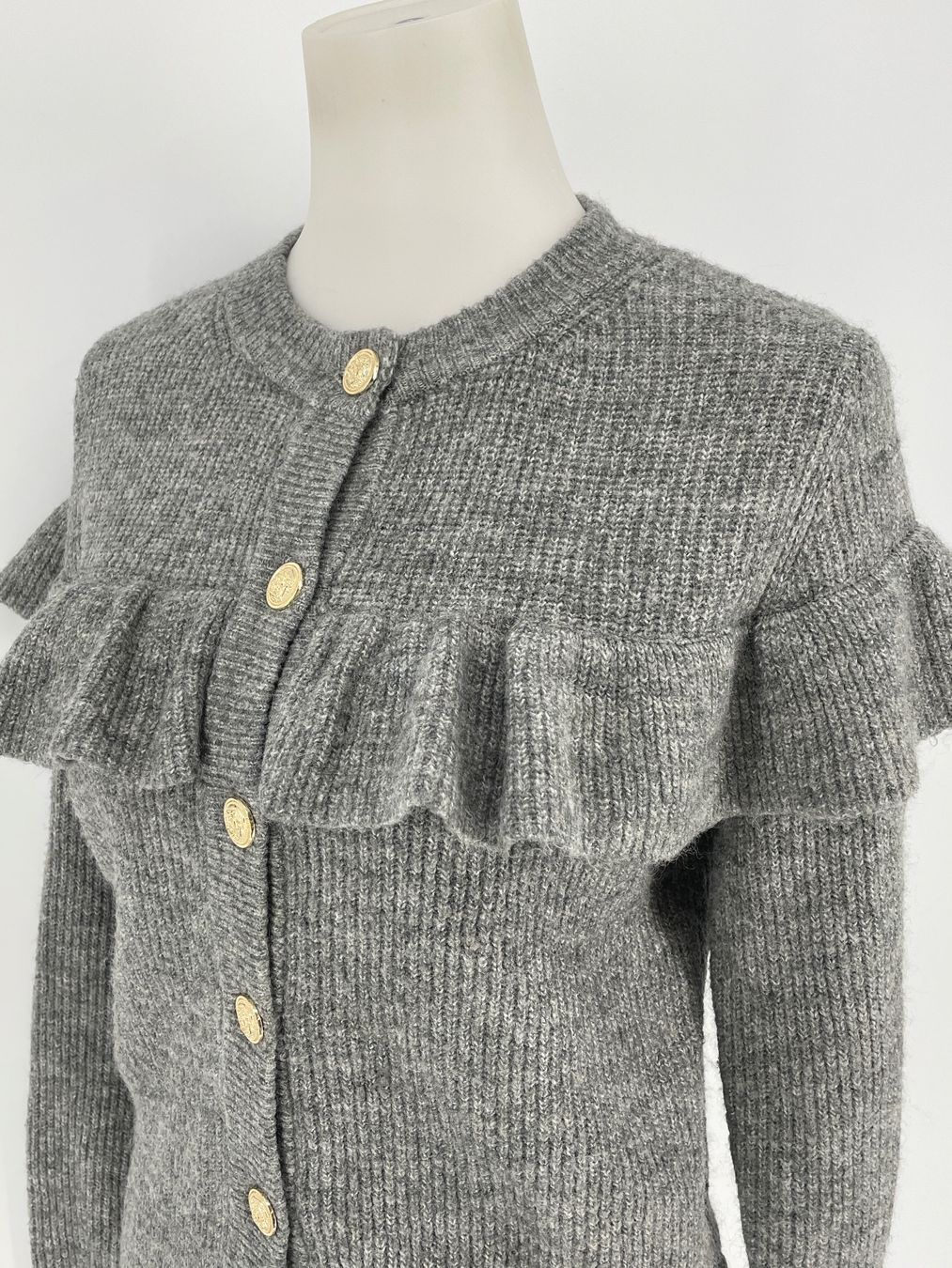 H&M Maglioni & Felpe: Graue Strickjacke Gr. XS H&M  mit Rüschen – Usato da Auenstein venduto da moin. 2