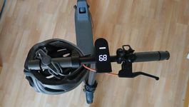 E-Scooter Xiaomi M365 mit Helm, guter Zustand