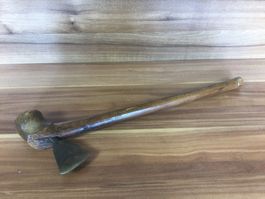 Antikes Tomahawk oder andere Axt mit Eisenklinge
