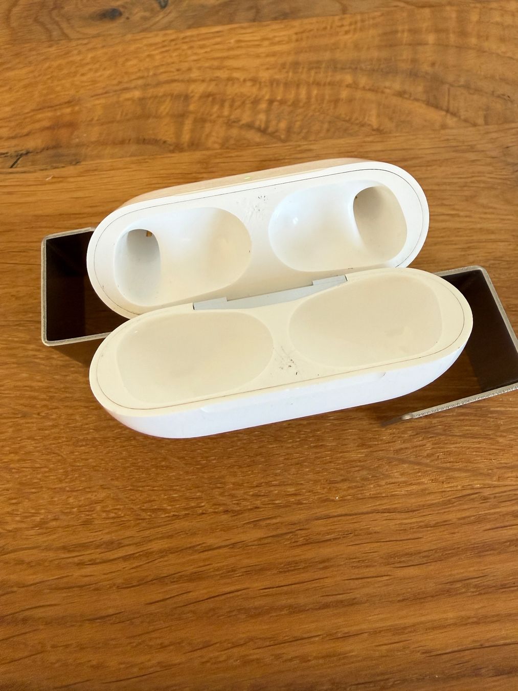 Apple Cuffie: APPLE AirPods Pro 2 Charging Case – Usato da Lausanne venduto da Nine1982 2