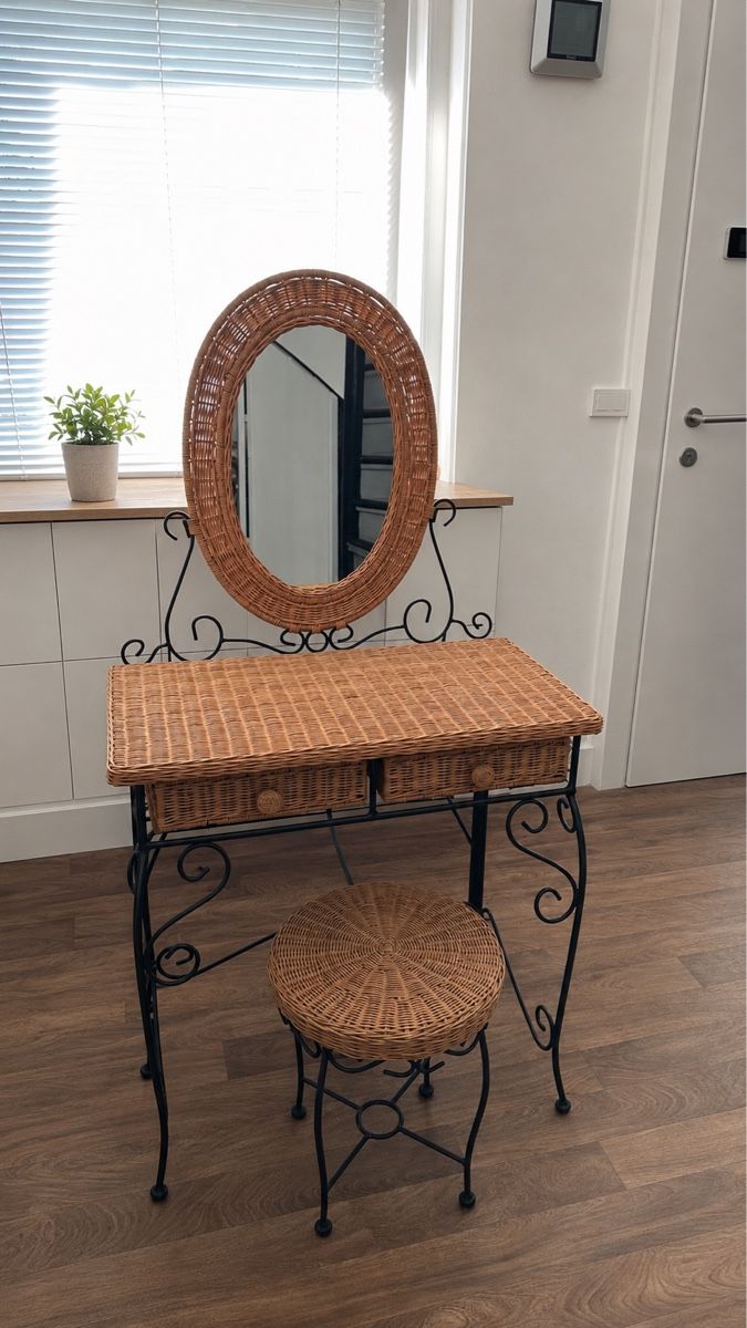 Tavoli da trucco: Wicker Vanity Set With Mirror And Stool 3 Parts – Usato da Wädenswil venduto da ira_5qdm