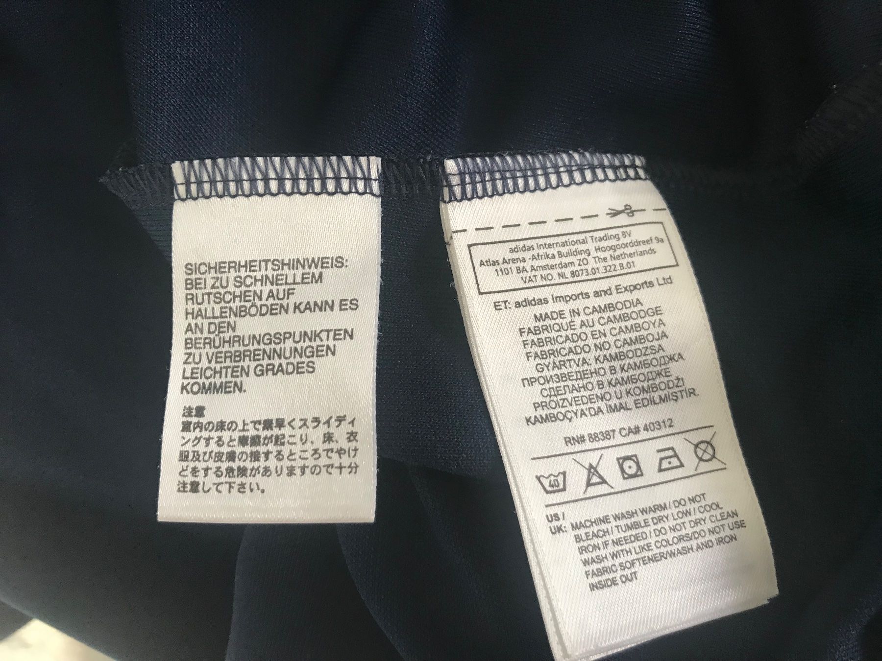 Adidas Canottiere & Pantaloni: Adidas Trainingspullover, dunkelblau, Grösse M, neuwertig – Usato da Niederteufen venduto da mix18 5