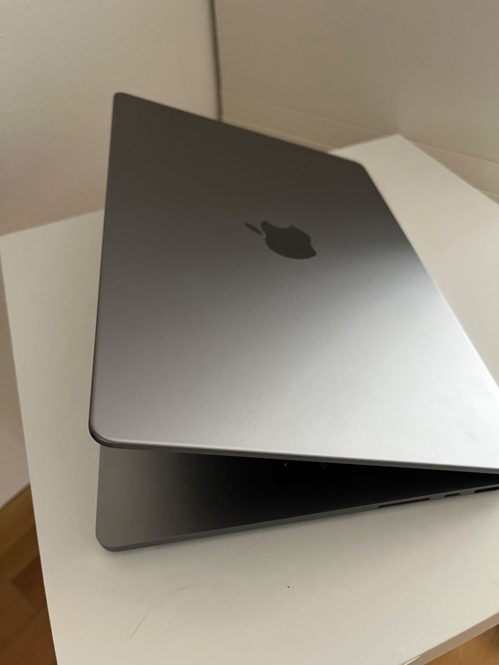 Apple Notebook: MacBook Pro 2023 14' – Usato da Zürich venduto da Bulut2