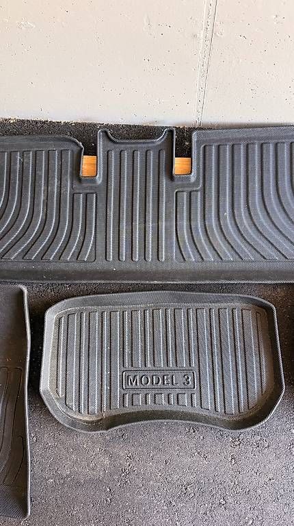 Tesla Tapis / Bacs: Tapis Tesla 3 + Ensemble de tapis de protection – D'occasion à Villars-sur-Glâne par tvi_s5q7