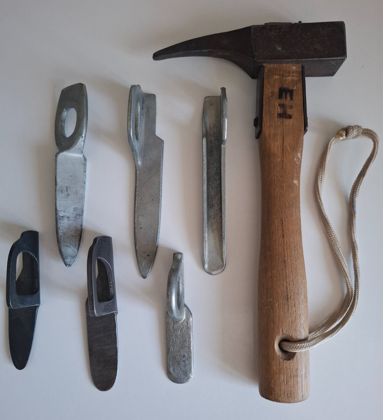 Ferramenta: Bergsteigen 6 Felshaken und Hammer – Usato da Grenchen venduto da Schlussliecht