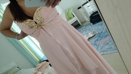 langes hellrosa Kleid für die Party