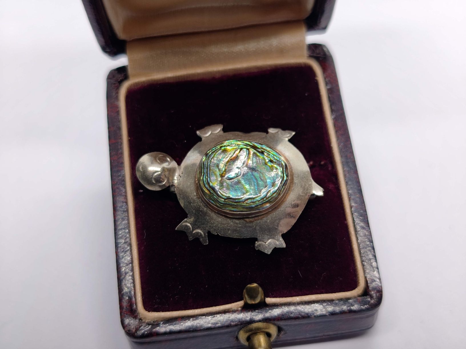 Broches & Aiguilles: Brosche Schildkröte mit Abalone, Alpaca, Grösse ca 3cm – D'occasion à St. Gallen par GIULESGG 1
