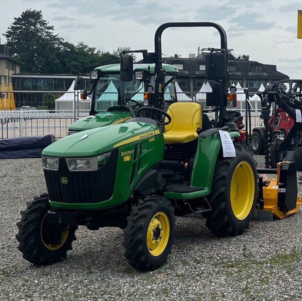 John Deere Traktoren: Traktor John Deere 3025 E mit Müthing Mulcher – Neu (gemäss Beschreibung) aus Baar von renewismer 1