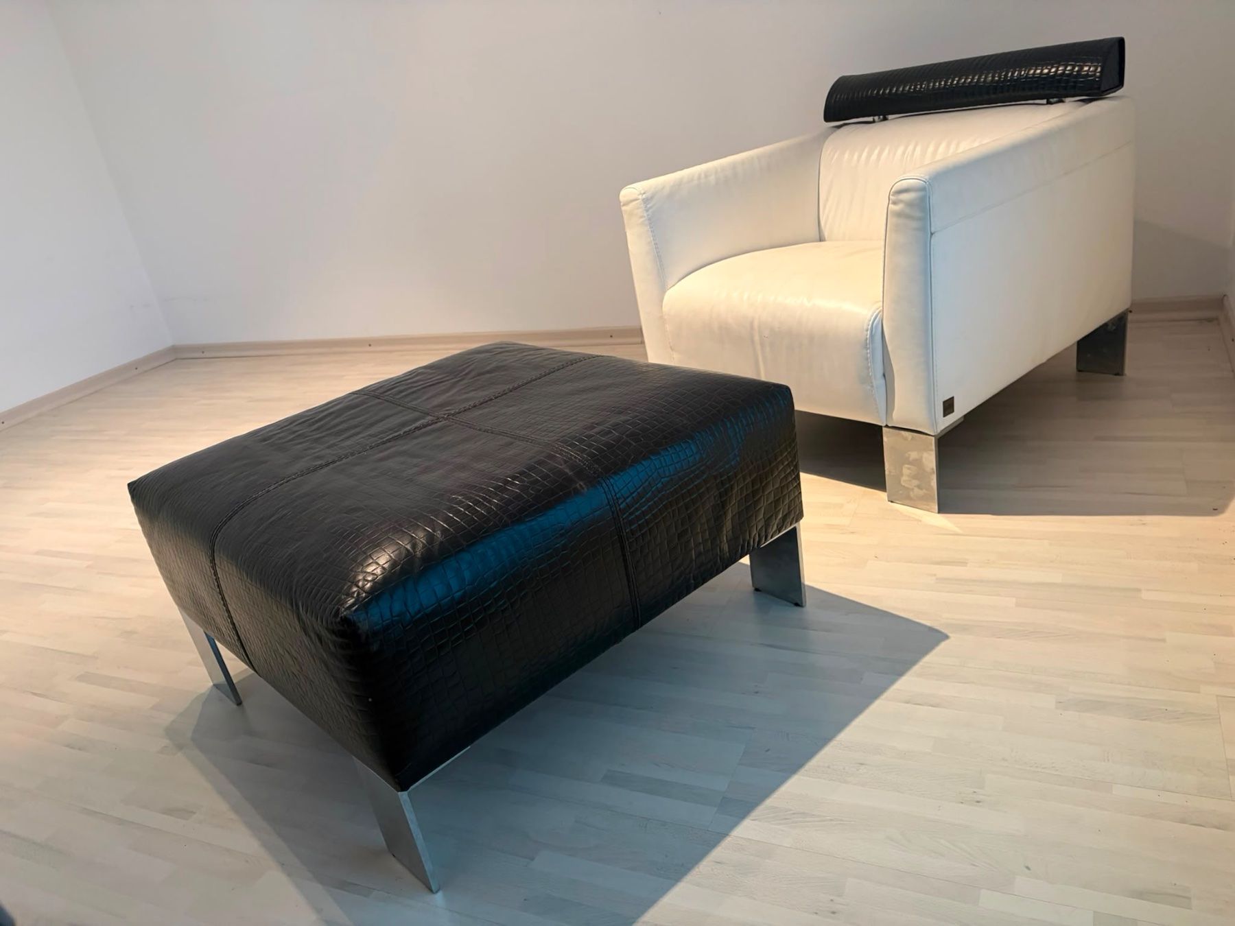 Poltrone: Ledersessel mit Ottomane – Usato da Schlieren venduto da balthasarcarbon