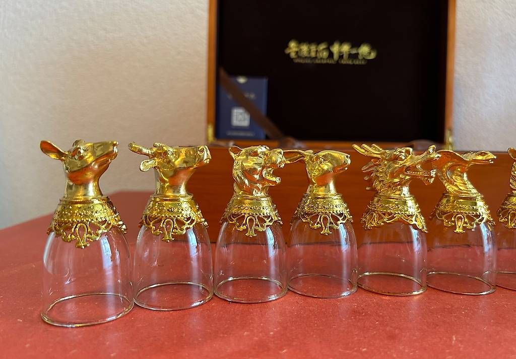 Figuren: Vergoldetes Schnapsglasset mit chinesischem Sternzeichen – Gebraucht aus Winterthur von ens_n2vr 3