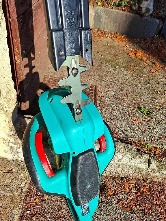 Bosch Tutti gli attrezzi: Heckenschere Bosch AHS 480-24T mit Pflegeköcher – Usato da Zürich venduto da alamer 3