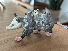 Safari Ltd. Opossum mit Jungen Sammelfigur