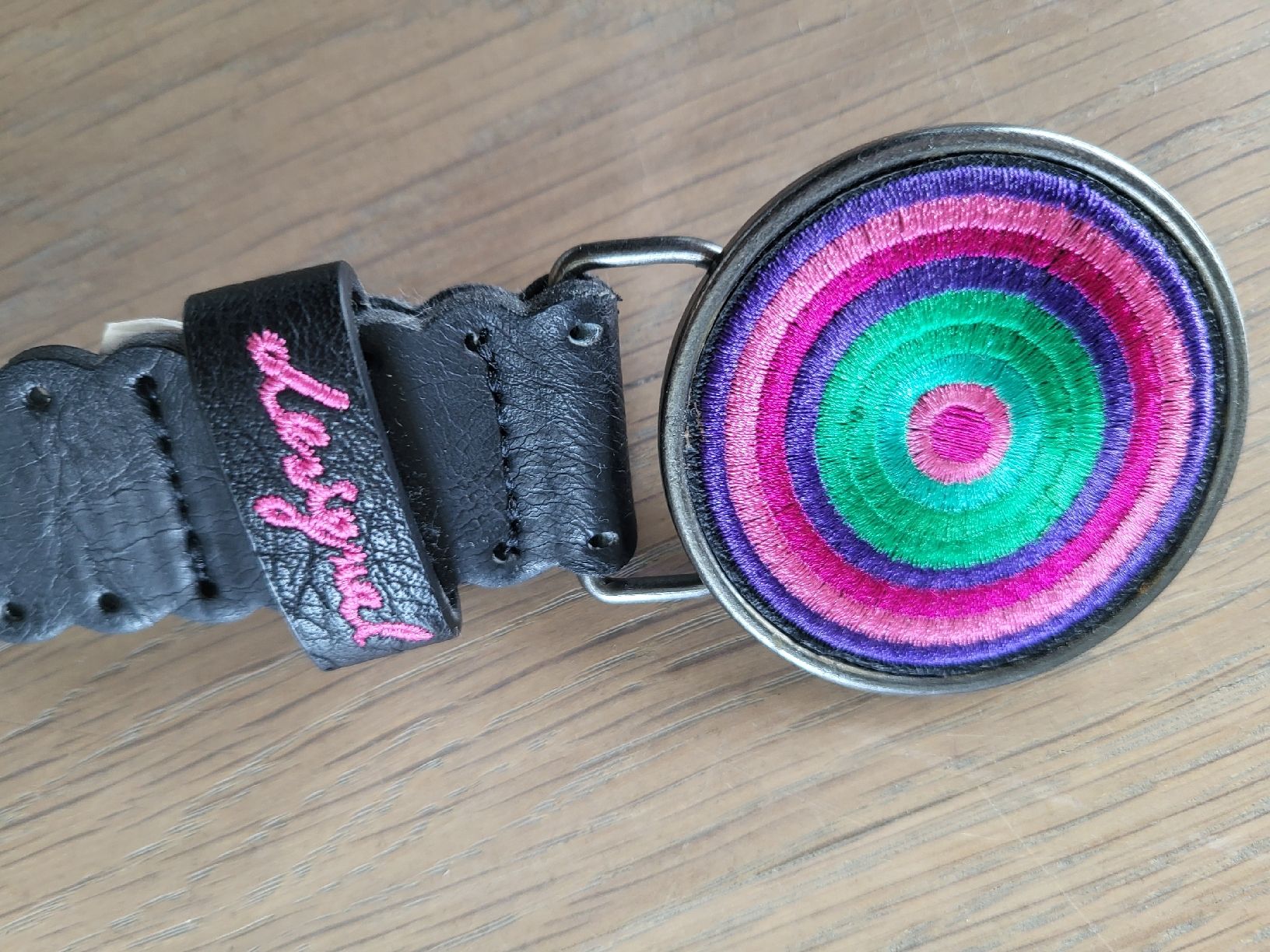 Desigual Sonstiges für Kind & Baby: Schwarzer Desigual Gürtel mit bunter Schnalle – Gebraucht aus Rüschlikon von Xyzszh 1