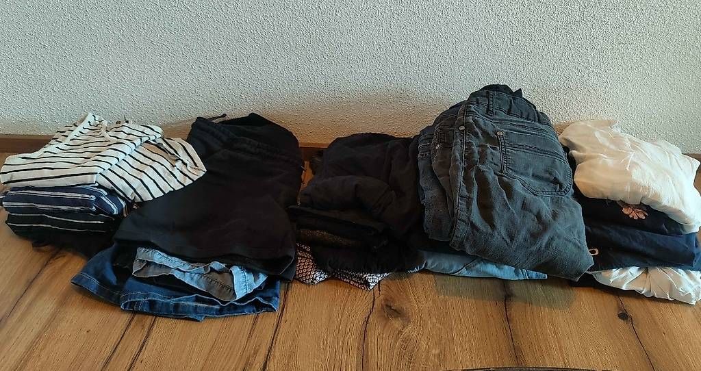 Lots de vêtements: Habits de grossesse  – D'occasion à Geneveys-Coffrane par wik_h2bl
