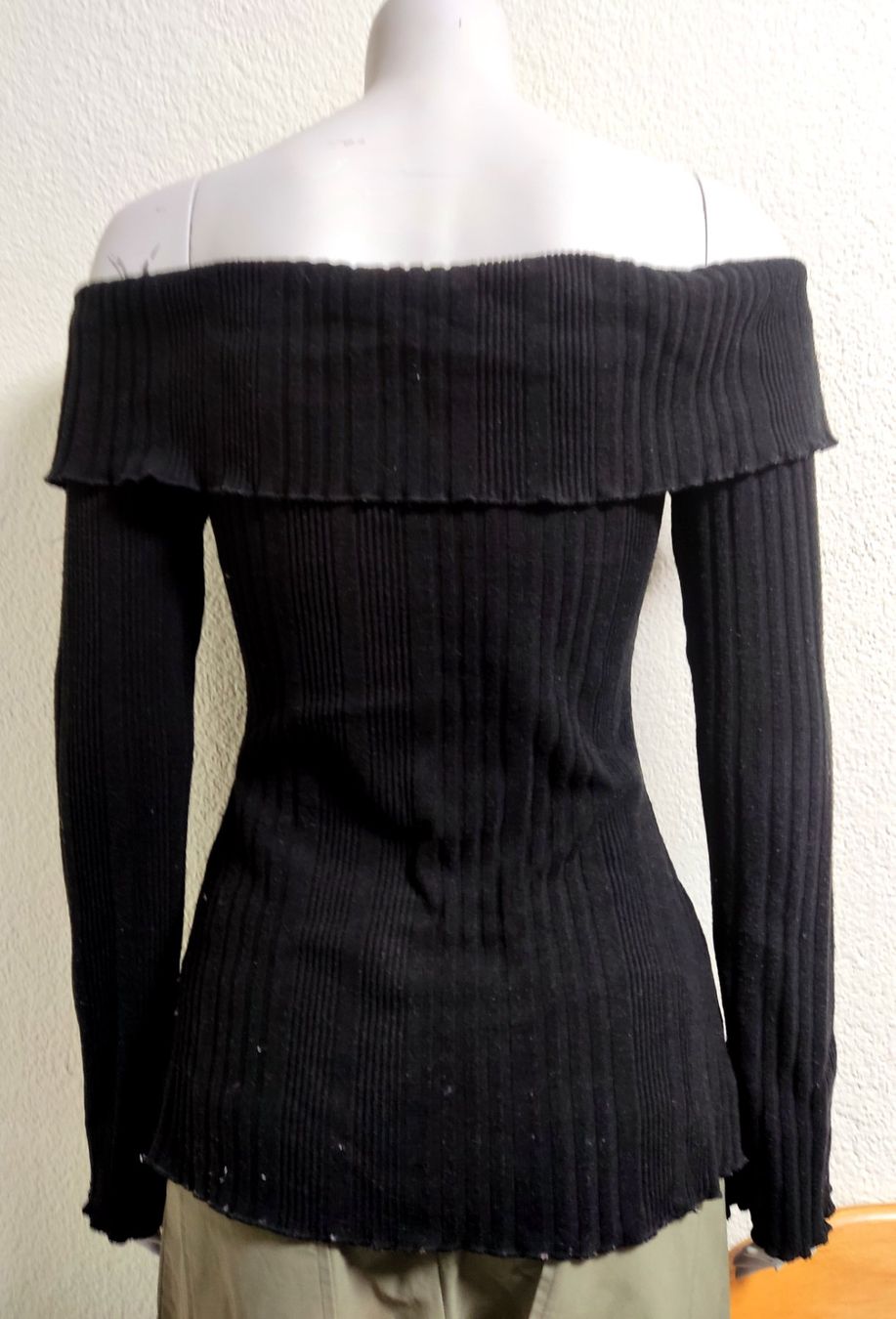 Pullover & Sweatshirts: Off-Shoulder Rippstrick Pullover dekorative Knöpfen Gr. S – Gebraucht aus Biel/Bienne von AnikaNah 1