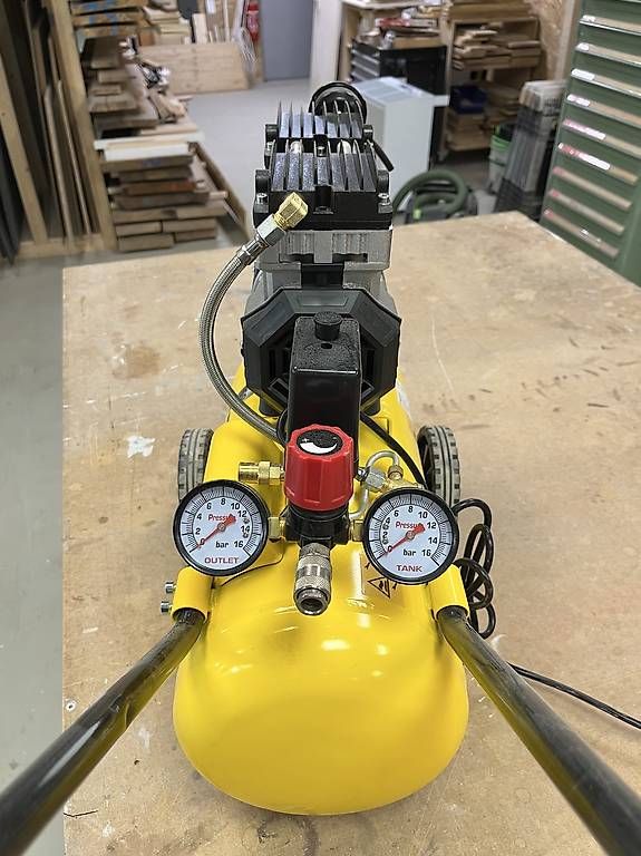 Stanley Compressori: Stanley Flüsterkompressor 24L, ölfrei – Usato da Zürich venduto da joel_B_ 1