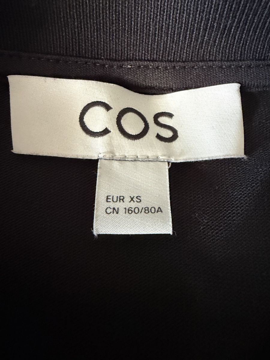 Cos T-Shirts: COS T-Shirt cropped – Gebraucht aus Dietikon von and_nw92 2