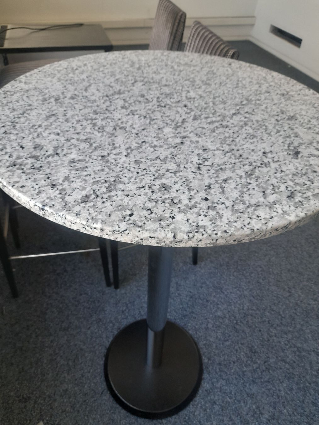 Tavoli: stehtisch mit 4 Barhockern – Usato da Glattbrugg venduto da B_B 1