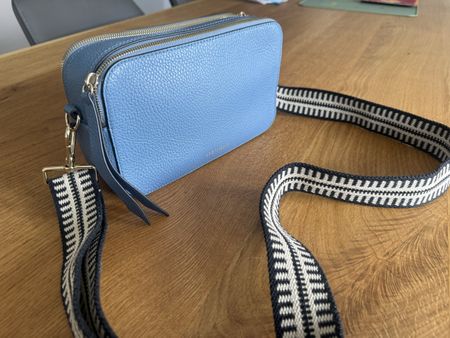COCCINELLE Ledertasche blau mit Band – Sommerliche Hingucker
