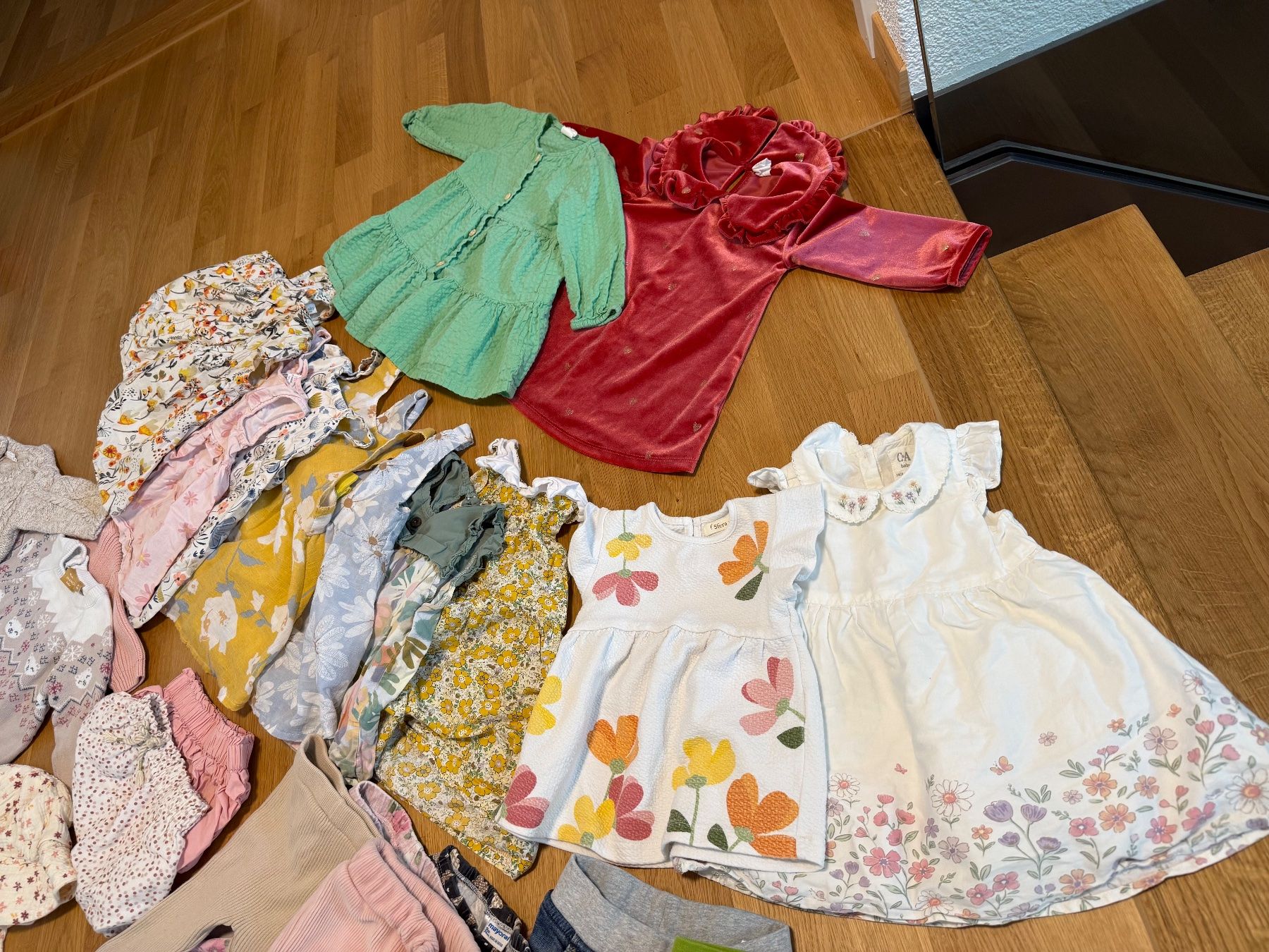 Lotti & Set di vestiti: Kleiderpaket Gr. 74 für Mädchen – Usato da Bertschikon venduto da montanna4ch 1