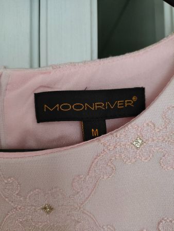 Tolles Kleid mit Satin und Stickereien