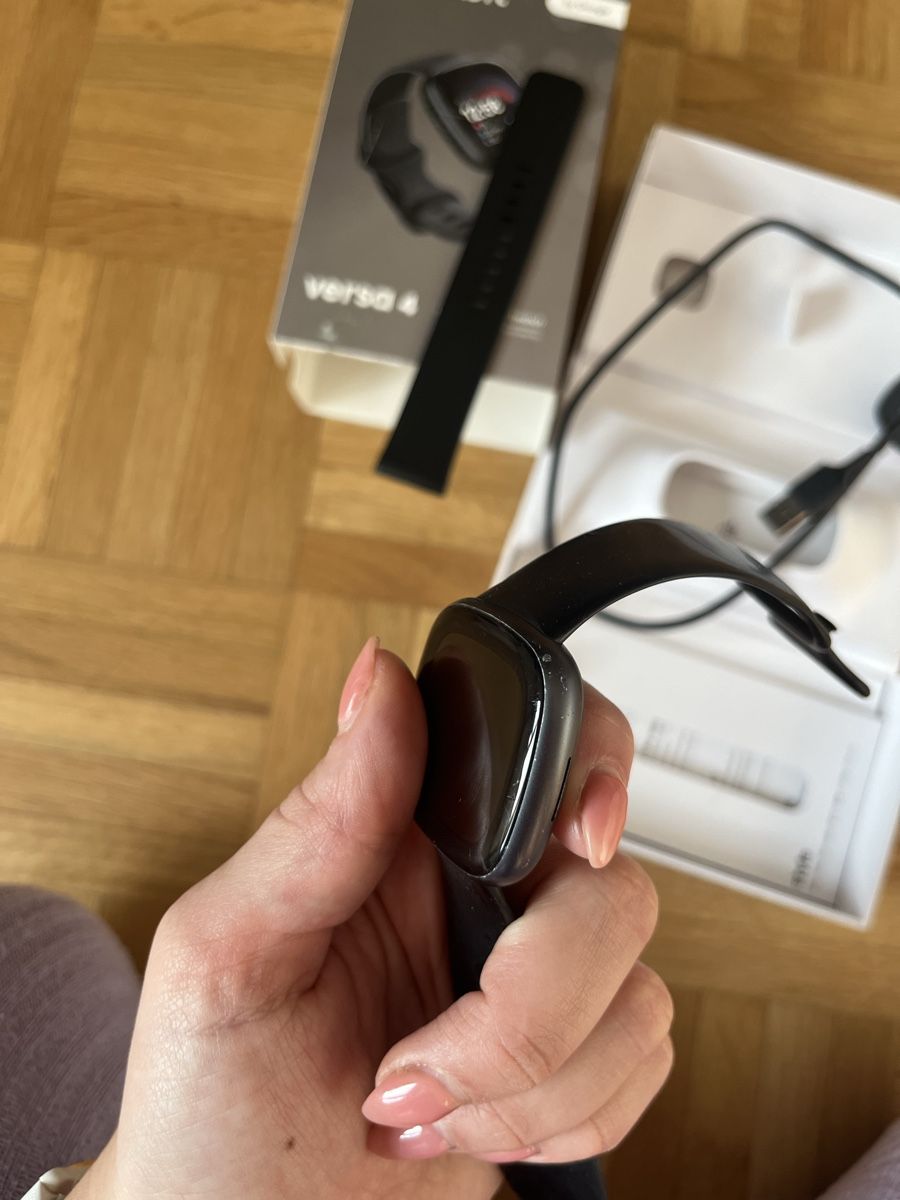 Fitbit Smartwatch: Fitbit Versa 4 – Gebraucht aus Montsevelier von Duna2210 4
