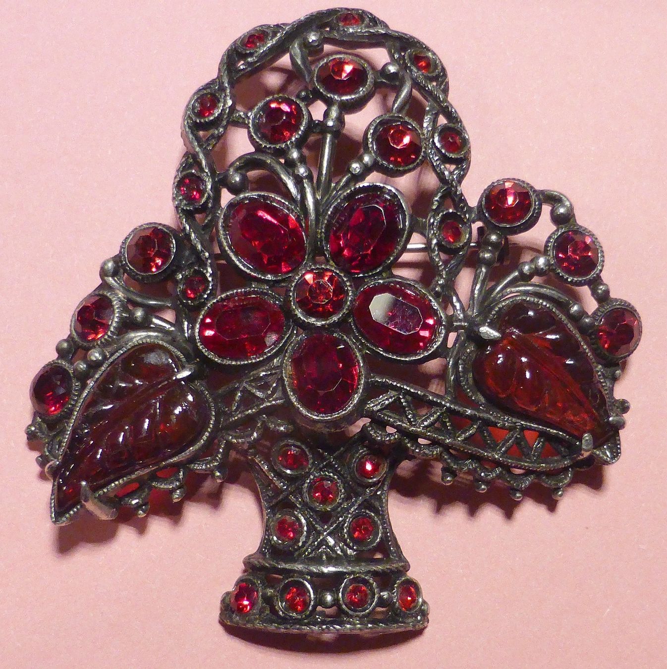 Broschen & Nadeln: Große Art-Deco-Brosche „Blumenkorb” – Gebraucht aus Sonceboz-Sombeval von Artdecolove