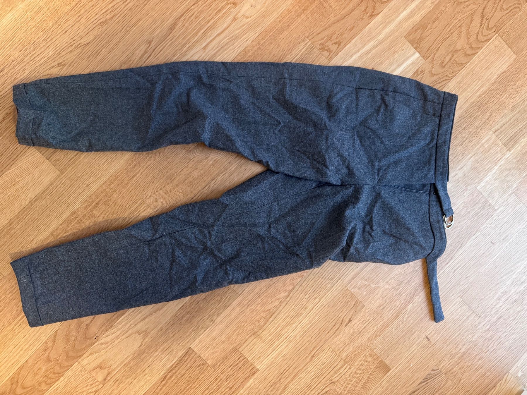 Pantalons: Massimo dutti grey wool trouser 32/34 – D'occasion à Zürich par guo_df5r