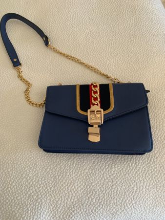 Sac à bandoulière bleu détails dorés bon état