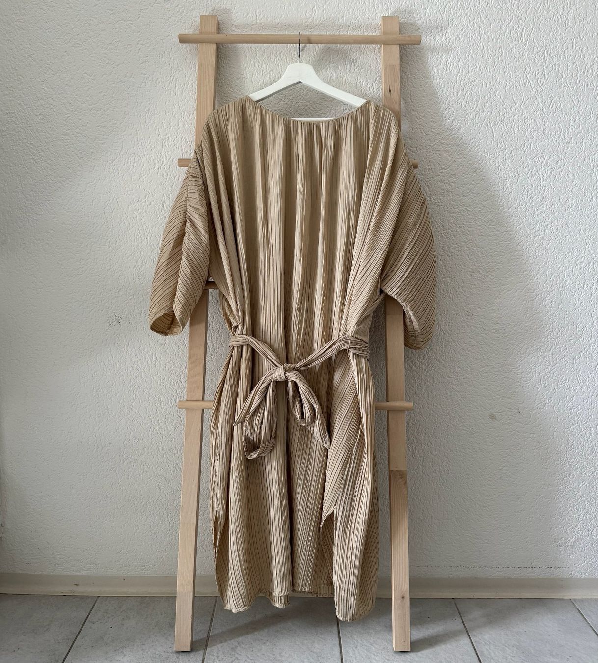 H&M Vestiti: beige plisee Kleid H&M – Usato da Zürich venduto da joalew