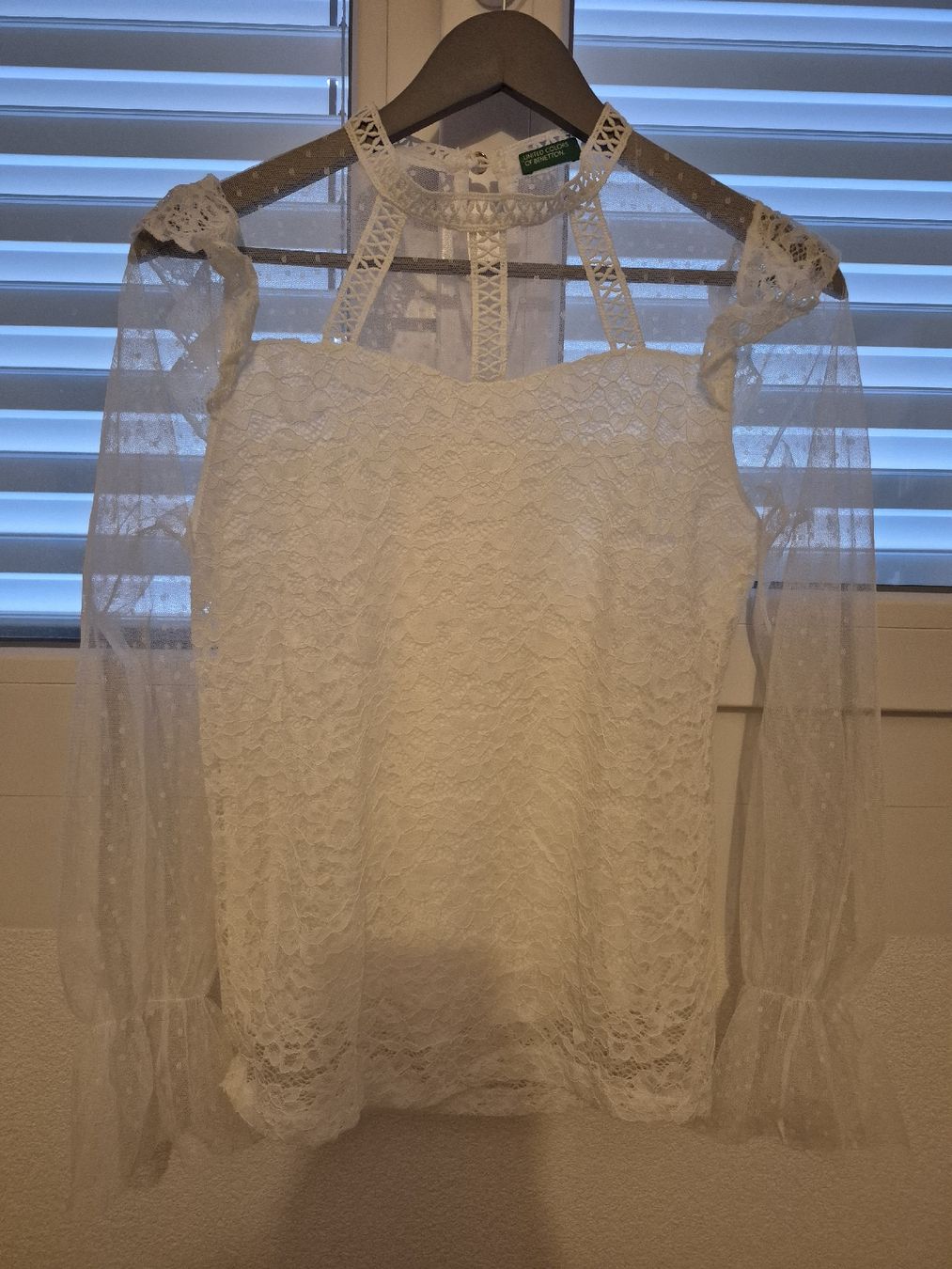 Benetton Top: Chemisier dentelle Benetton S, comme neuve – Nuovo (secondo la descrizione) da St-Pierre-Clages venduto da _RV