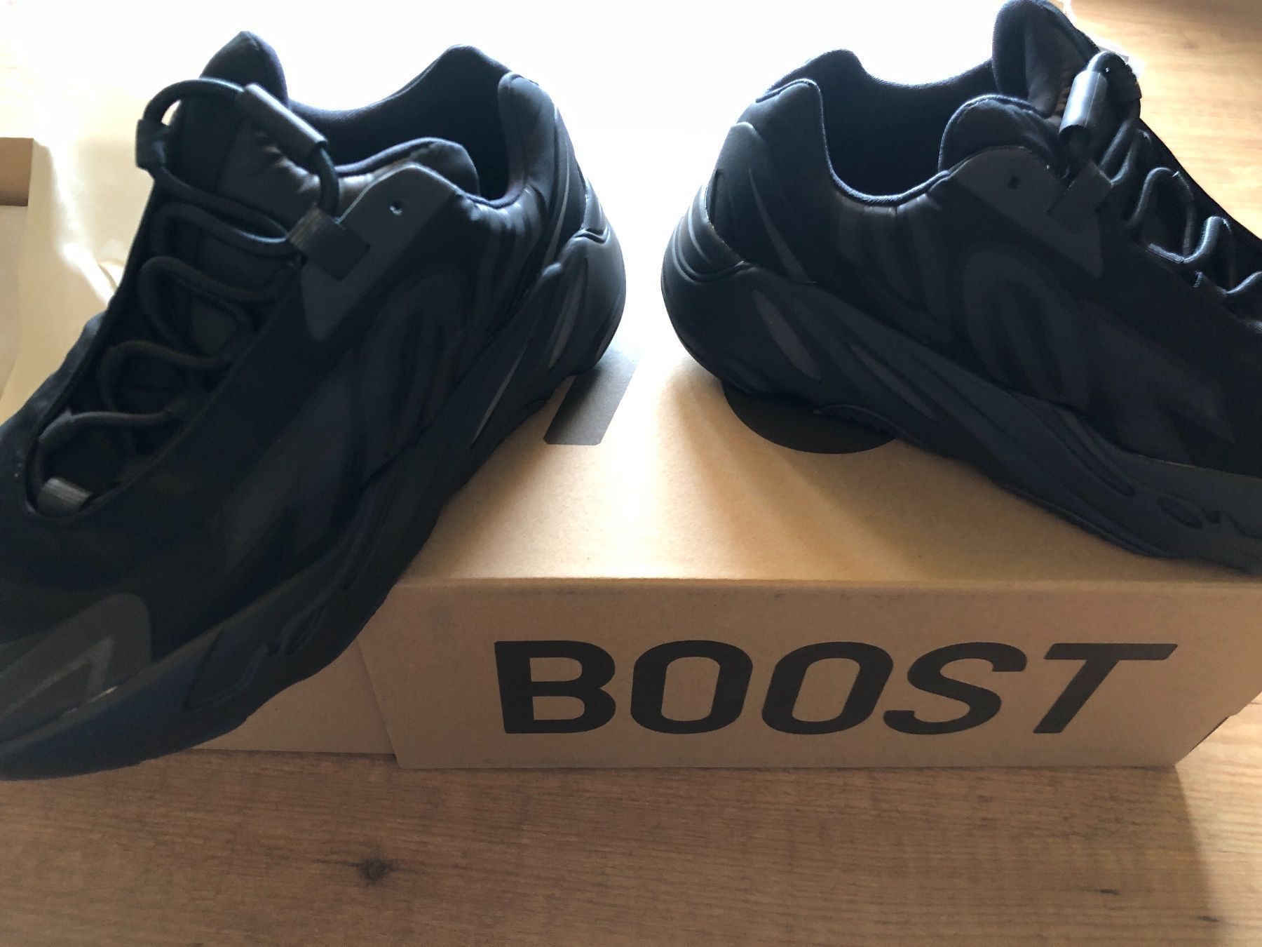 Adidas Scarpe da uomo: Yeezy Boost 700 MNVN Triple Black – Nuovo e nell'imballaggio originale da Walkringen venduto da buetzu08 4