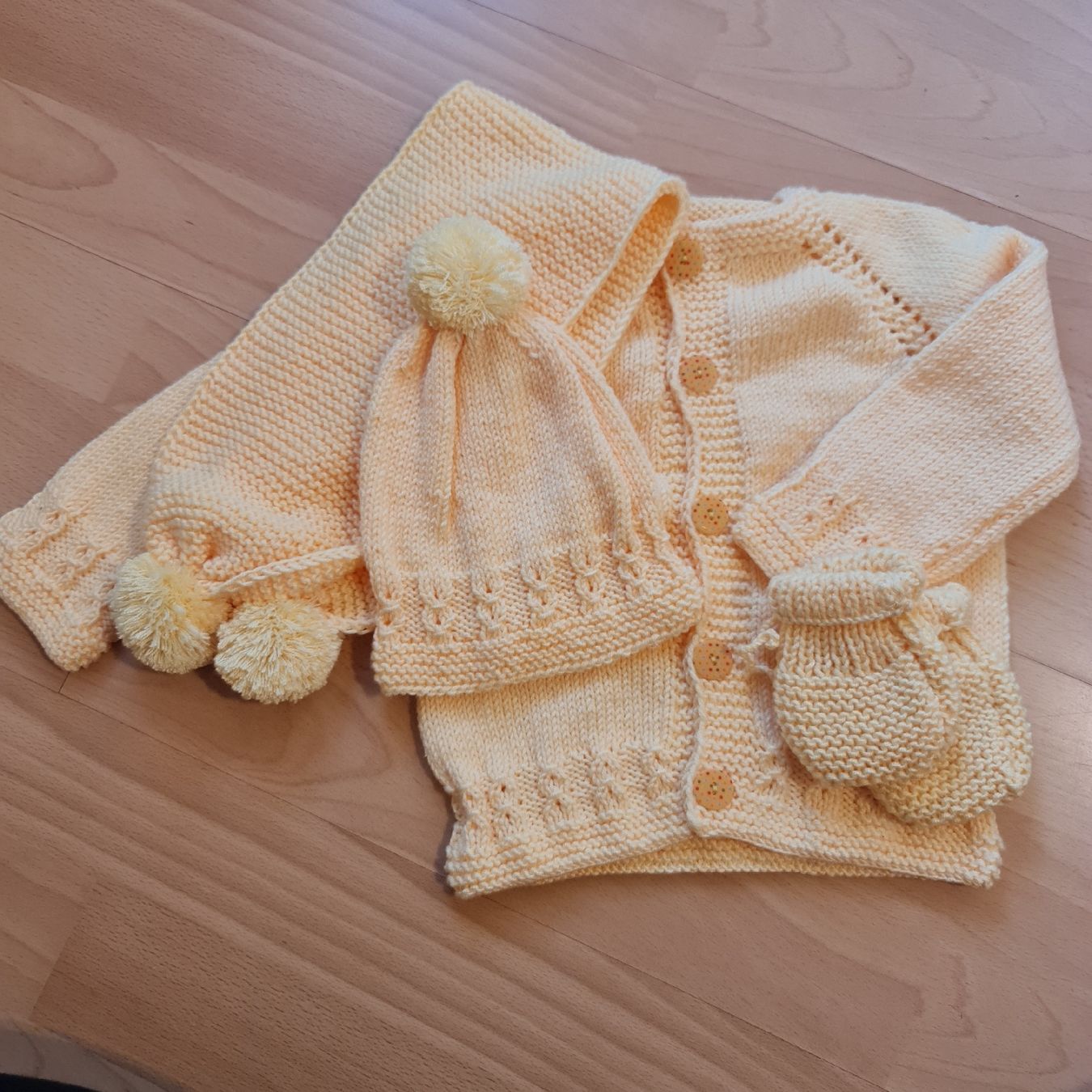Lotti & Set di vestiti: Handgestricktes Babykleidungsset – Nuovo e nell'imballaggio originale da Grafstal venduto da sel_yil