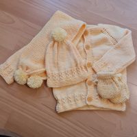 Handgestricktes Babykleidungsset