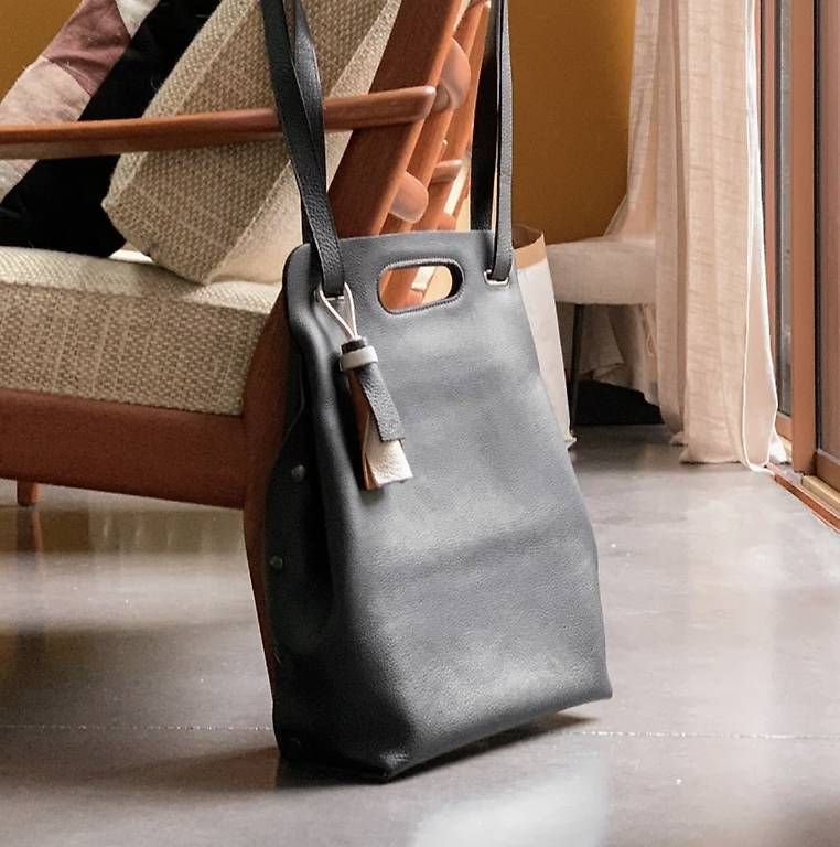Taschen für Damen: Schwarze Ledertasche – Gebraucht aus Zürich von mar_adentro